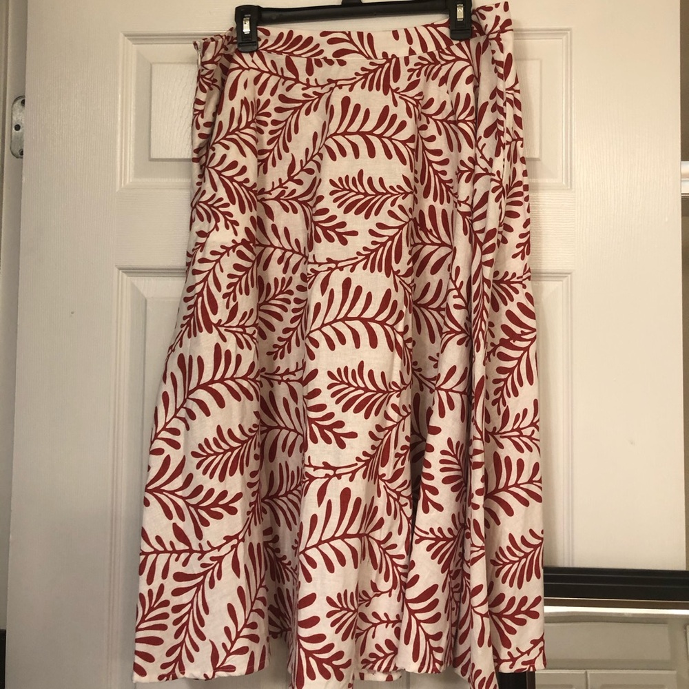 Red/white pattern skirt